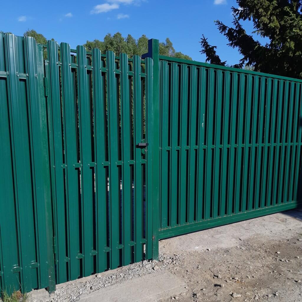 Зеленый забор из штакетника с двух сторон
