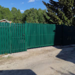 Забор из штакетника с откатными воротами